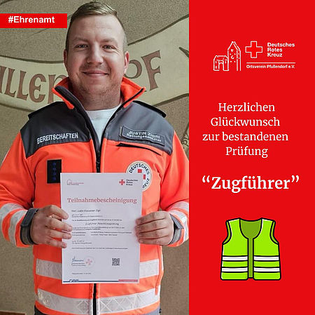 Justin Zigri hält seine Zugführer-Urkunde in der Hand